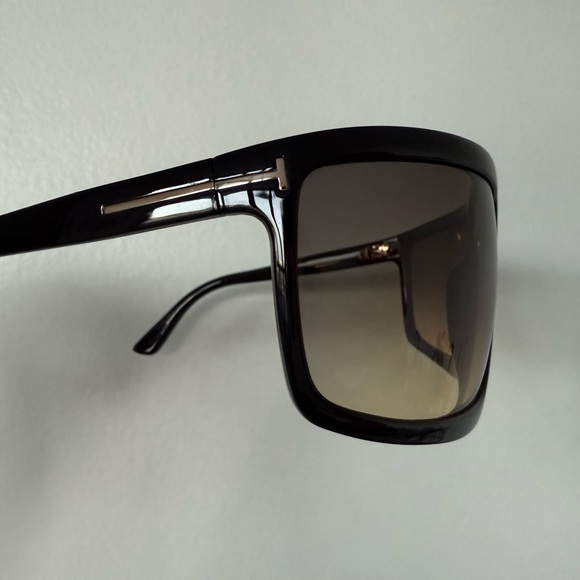 Tom Ford Clint-02 XL pre owned without box
FRAME Black LENSES Grey - Picture 13 of 16